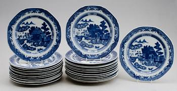 TALLRIKAR, 26 st, porslin, Kina, Qianlong, 1736-1795.