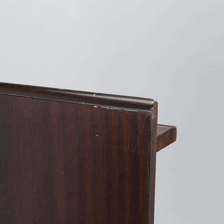 A dining table, Hepplewhite style, later half of the 20th century.