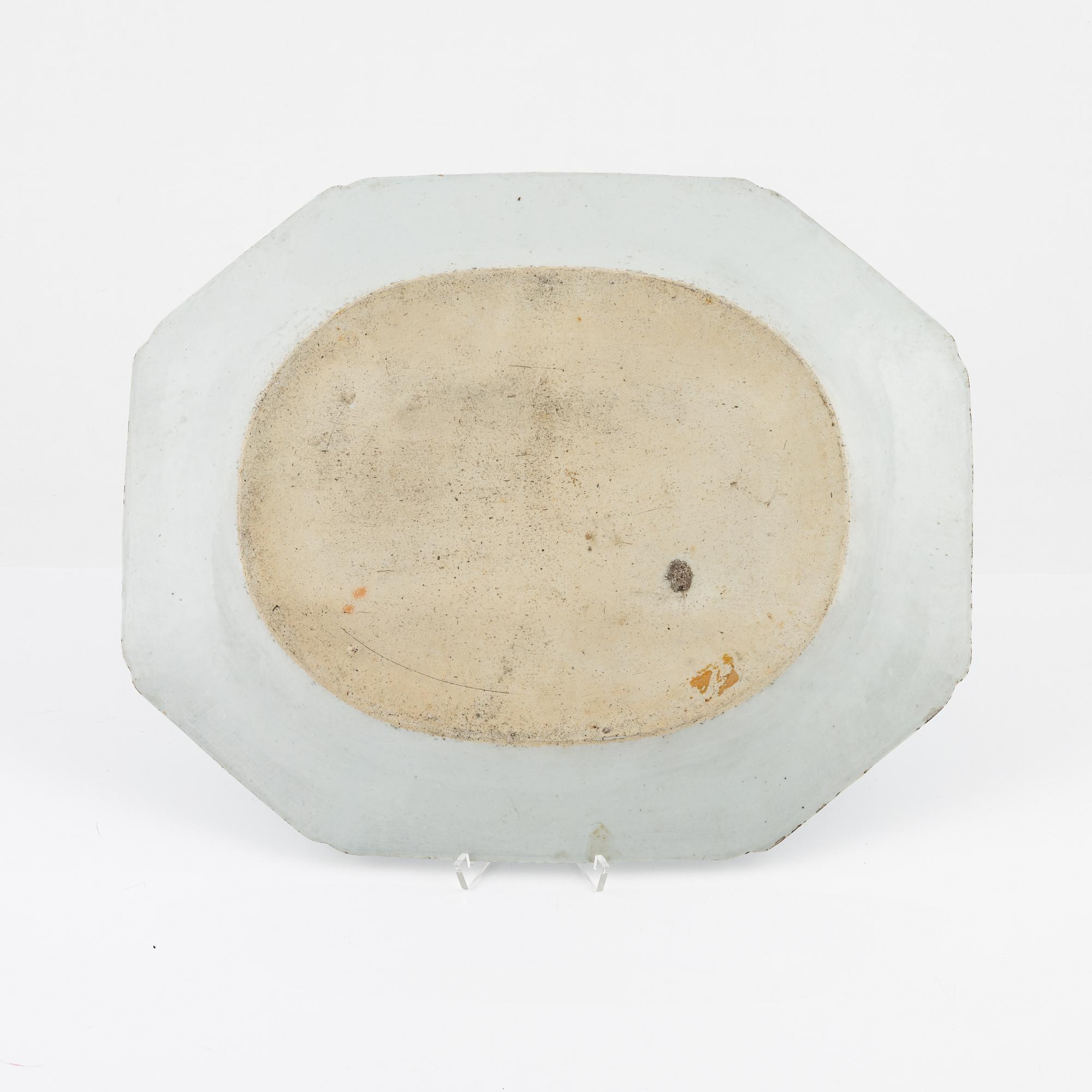 Stekfat, porslin, Kina, Qingdynastin, Qianlong (1736-95).