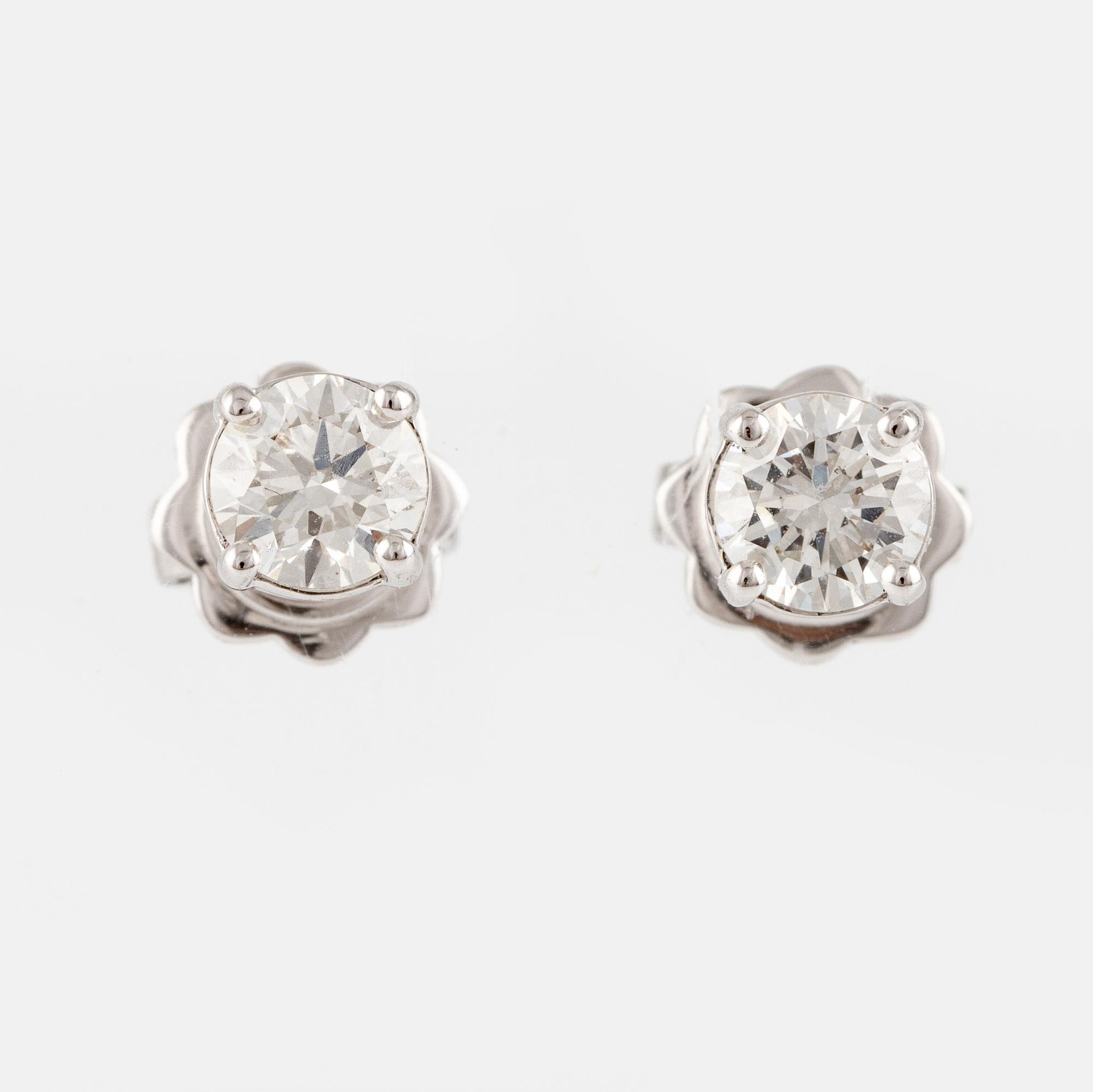 Örhängen med briljantslipade diamanter, medföljande GIA dossier.