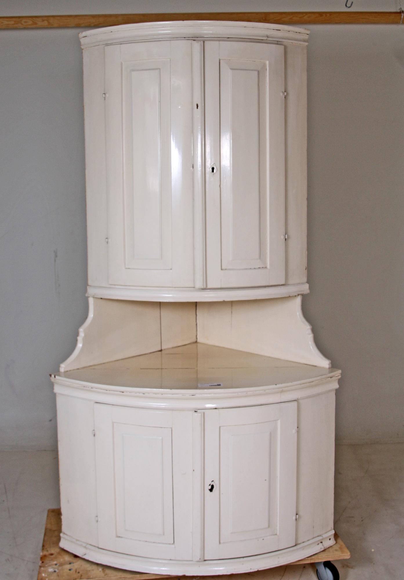 HÖRNSKÅP, 1700-tal.