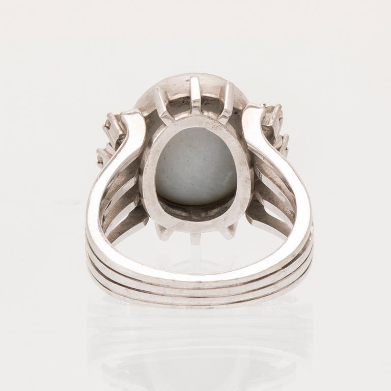 Ring 14K vitguld med opal-dubblett eller triplett samt runda briljantslipade diamanter.