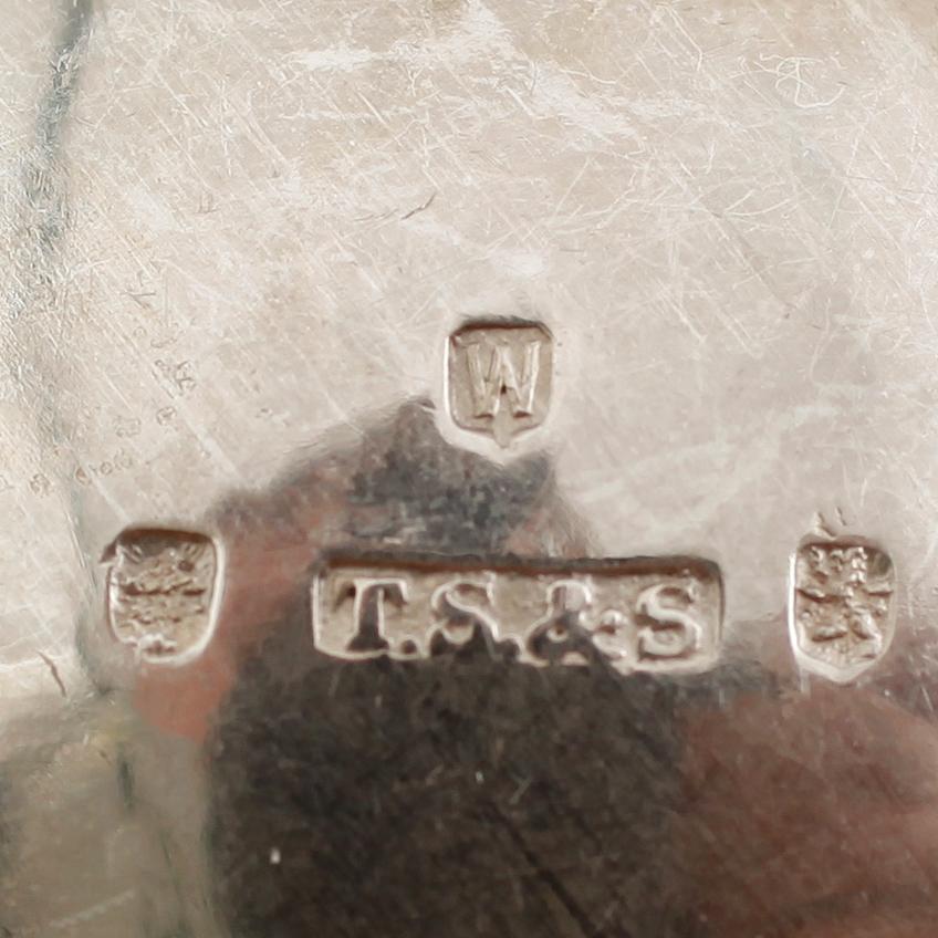 SALTKAR, 4 st med skedar, silver, Skottland, 1900-tal. Vikt ca  53 gram.