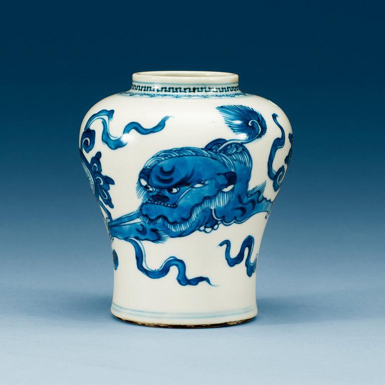 A blue and white Transitional jar, 17th Century.