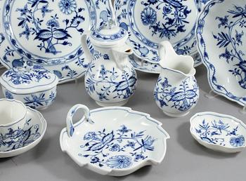 SERVISDELAR, 34 delar, porslin, "Lökmönstret", Meissen, 1900-talets andra hälft.
