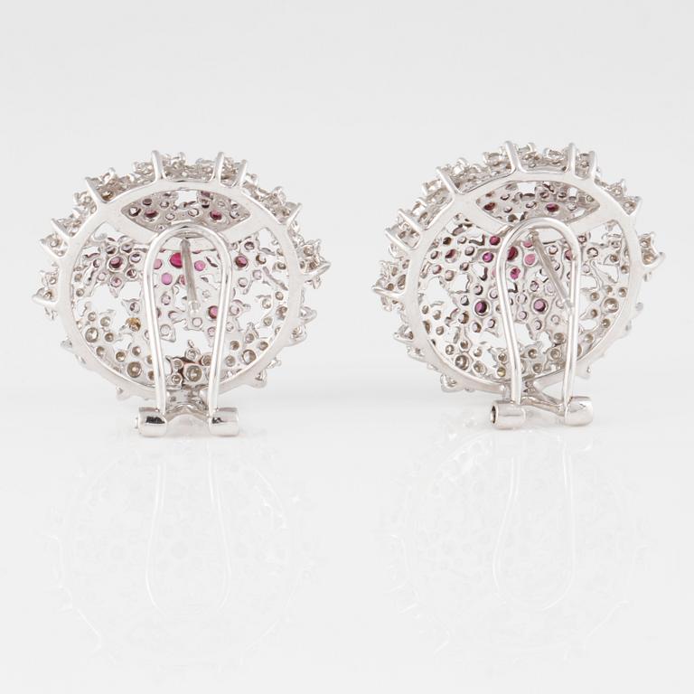 ÖRHÄNGEN, 18K vitguld med briljantslipade diamanter ca 2.10 ct, rubiner 0.70 ct samt rosa safirer ca 1.10 Vikt 9,9 g.