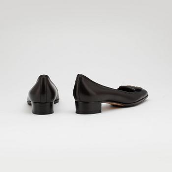 GUCCI, a pair of black leather pumps.