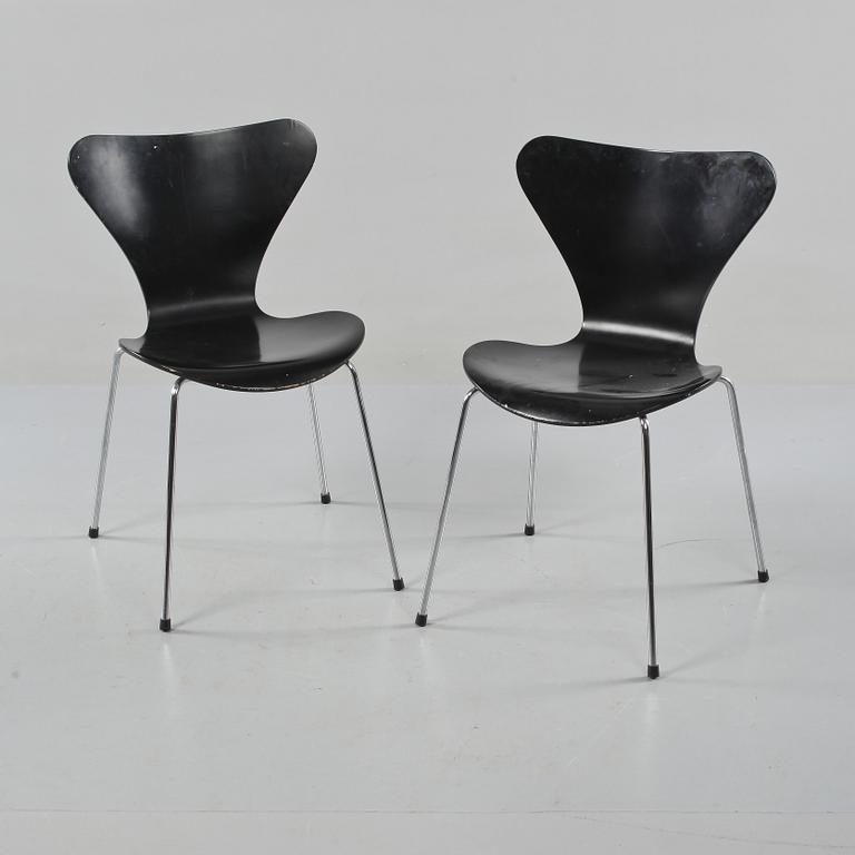 STOLAR, ett par, "Sjuan", Arne Jacobsen, Fritz Hansen, tillverkade 1998.