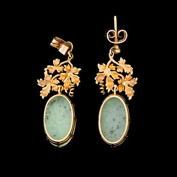 A PAIR OF EARRINGS, A RING and A BROOCH, cabochon cut hydrogrossular garnet, 18K gold. A. Tillander, Helsinki Finland 19.