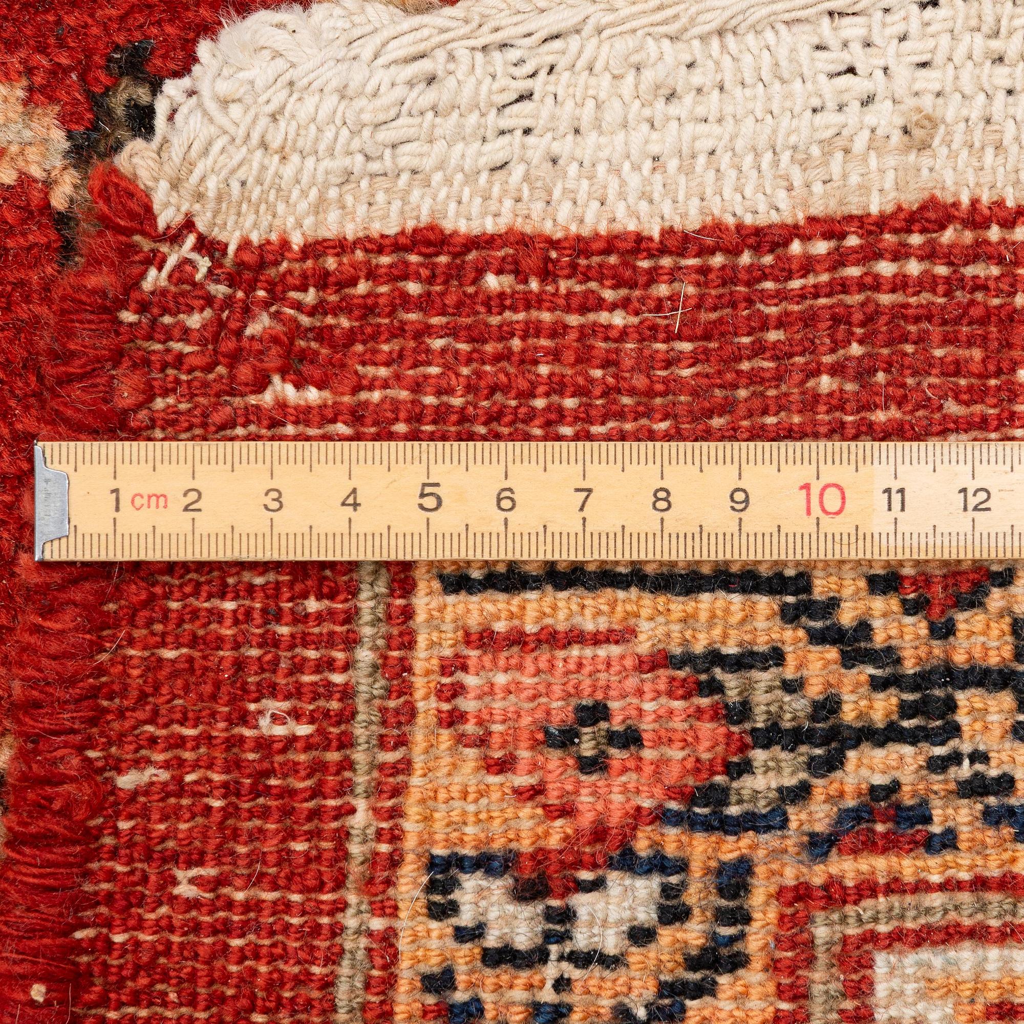 An antique Ziegler carpet, Sultanabad area. c. 401 x 337.5 cm.