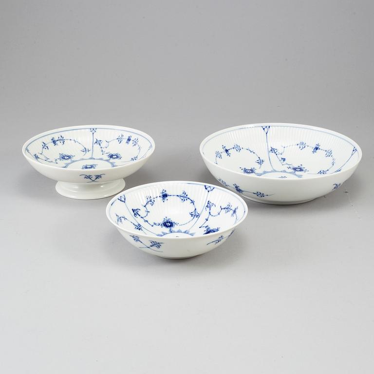 ROYAL COPENHAGEN, 100 psc porcelaine 'Musselmalet'.