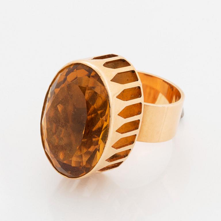 Ring 14K guld med en fasettslipad citrin.