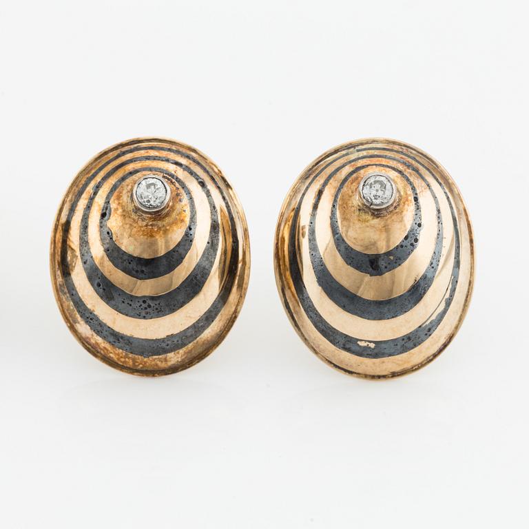 Sigurd Persson, a pair of earrings and a ring, 18K gold with enamel and round brilliant-cut diamonds, Stockholm 1955.