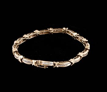 ARMBAND, 14k guld med baguetteslipade diamanter, tot ca 1.50 ct. Ca 15 g.