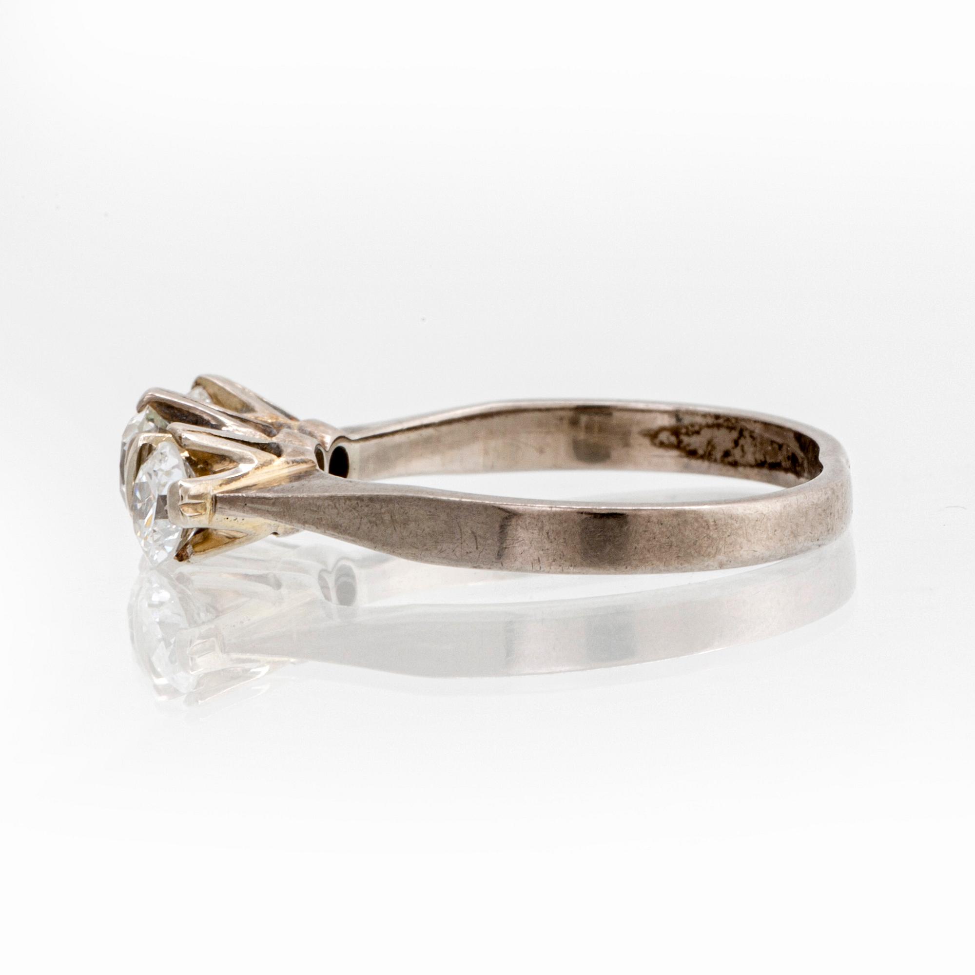 Ring 18K vitguld med 3 briljanter ca 0,65 ct totalt, storlek ca 16/50, total vikt 3,1 g.