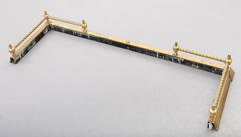 BRASSKYDD, mässing och järn, 1900-talets första hälft.