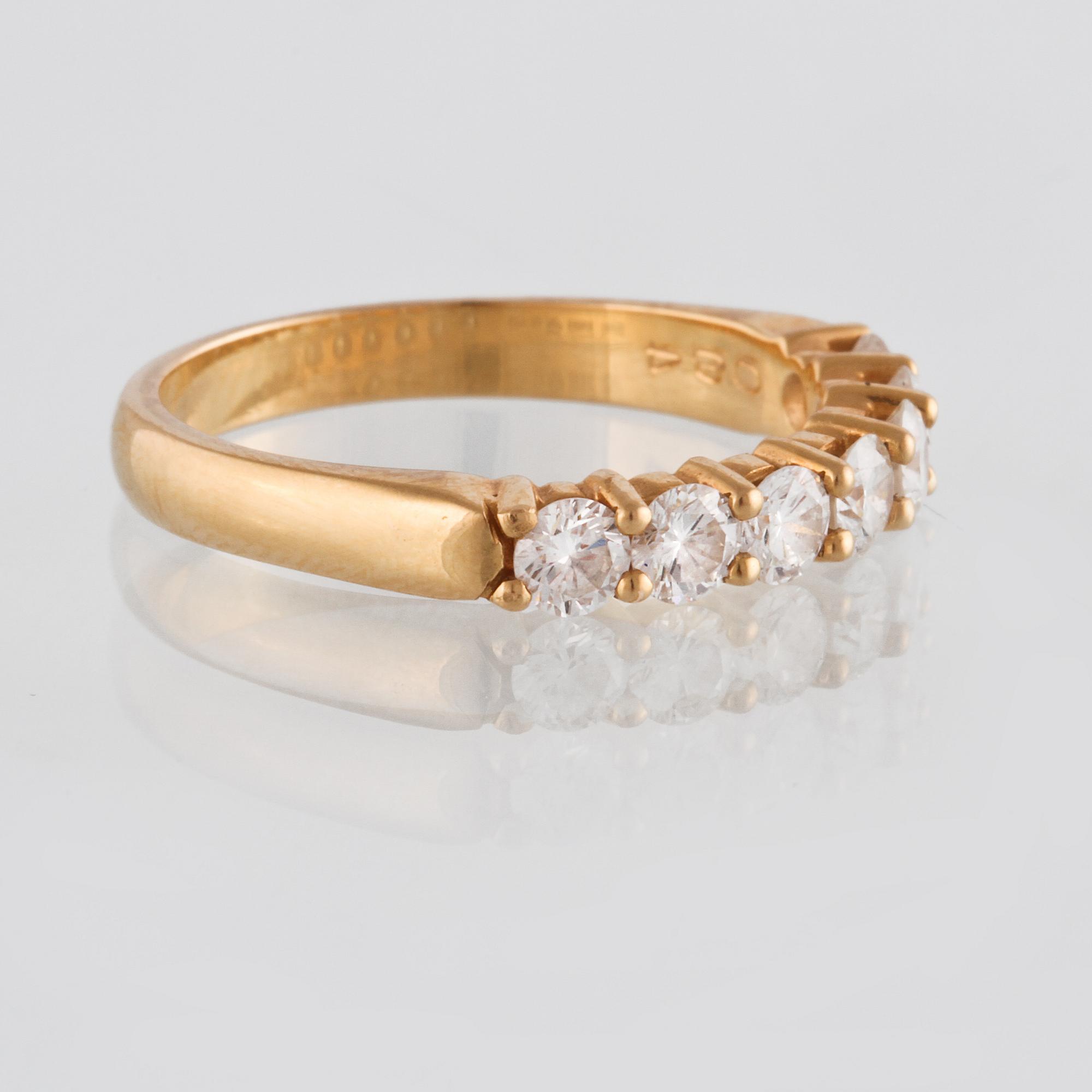 RING, 18K guld med briljantslipade diamanter 0.84 ct, Hugo Strömdahl, Stockholm, 1989. Vikt 3,6 gram.
