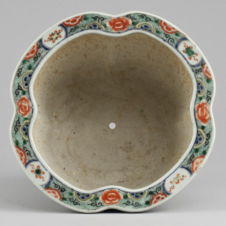 A famille verte flower pot, Qing dynasty (1644-1912).