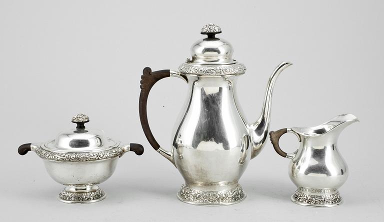 KAFFESERVIS, 3 delar, silver, CG Hallberg, 1917. Total vikt ca 1287g.