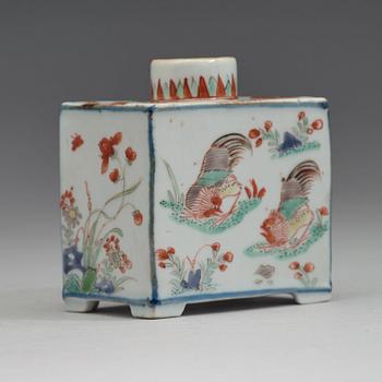 A famille verte porcelain tea caddy, Qing dynasty, Kangxi (1662-1722).