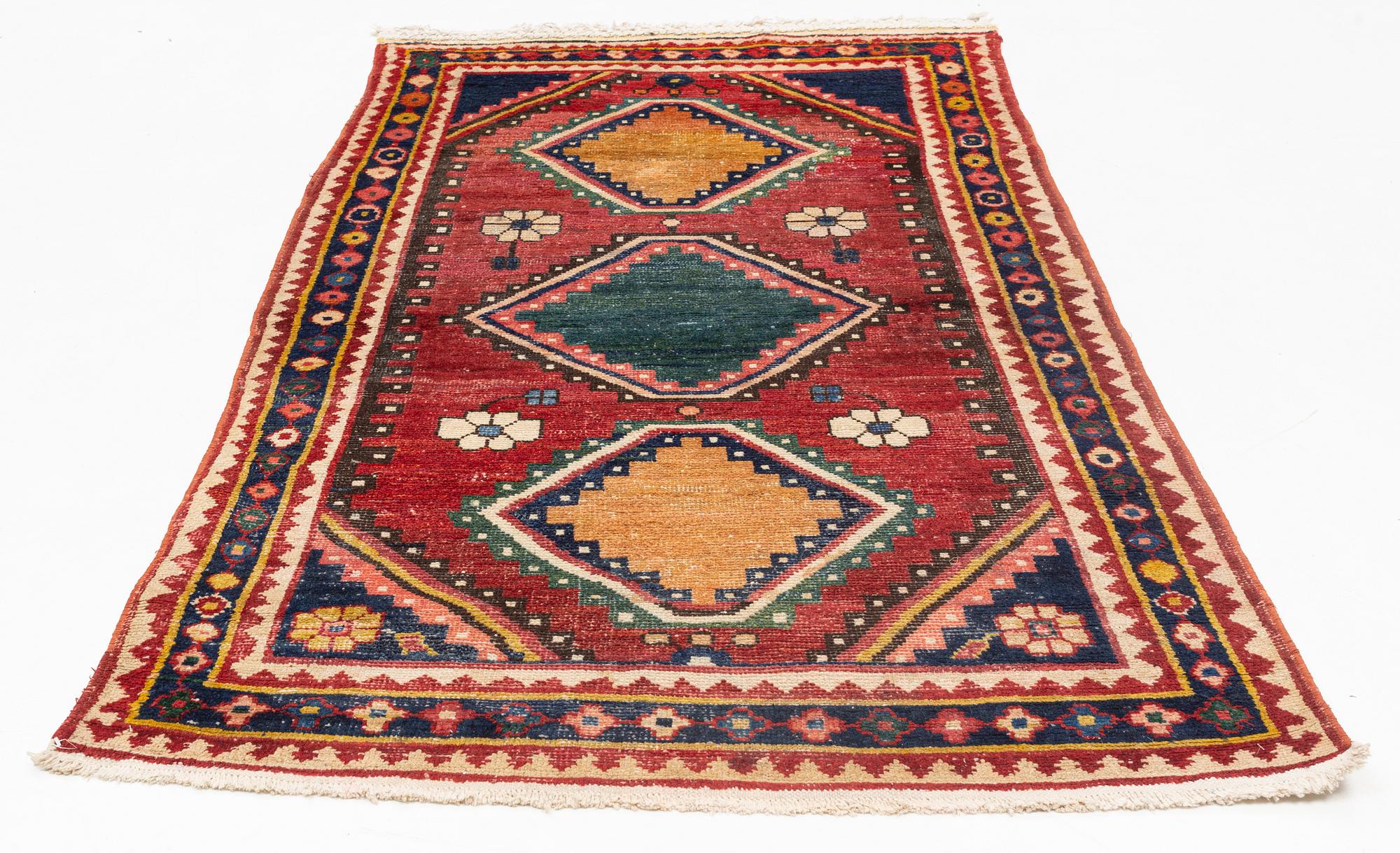 A semi-antique Khersake-Bakthiari carpet, ca 268 x 128-145 cm.