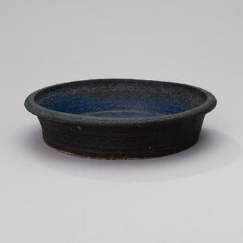 A 1960s ceramic bowl with chamotte, signed Arabia RT.