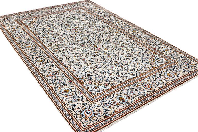 A Kashan carpet, c. 355 x 238 cm.