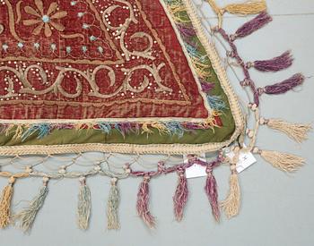 ANTIQUE HORSE COVER, PROBABLY INDIA. 127 x 123-184 cm.