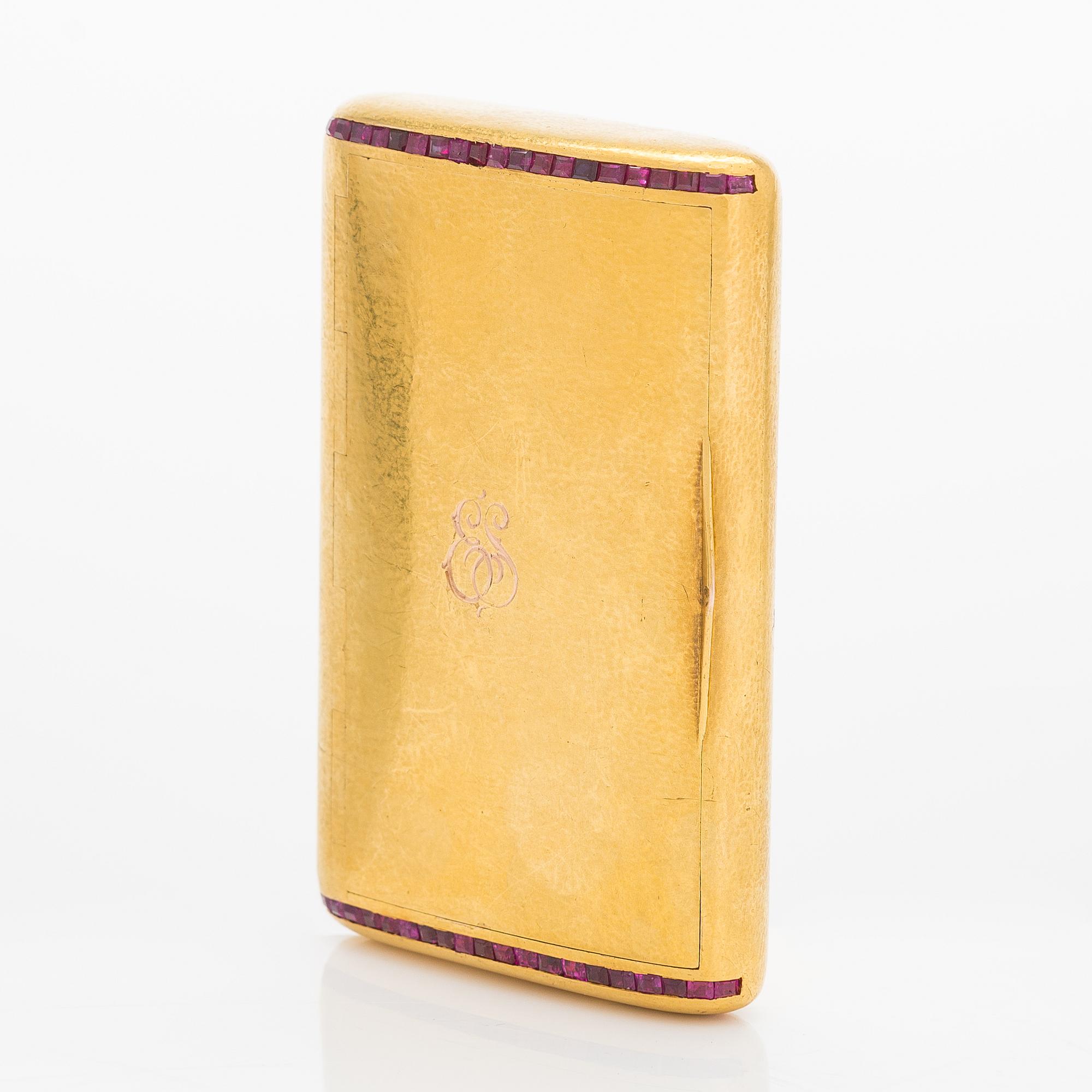 A 14K gold cigarette case with rubies. St- Petersburg, second quarter of the 20th century.
