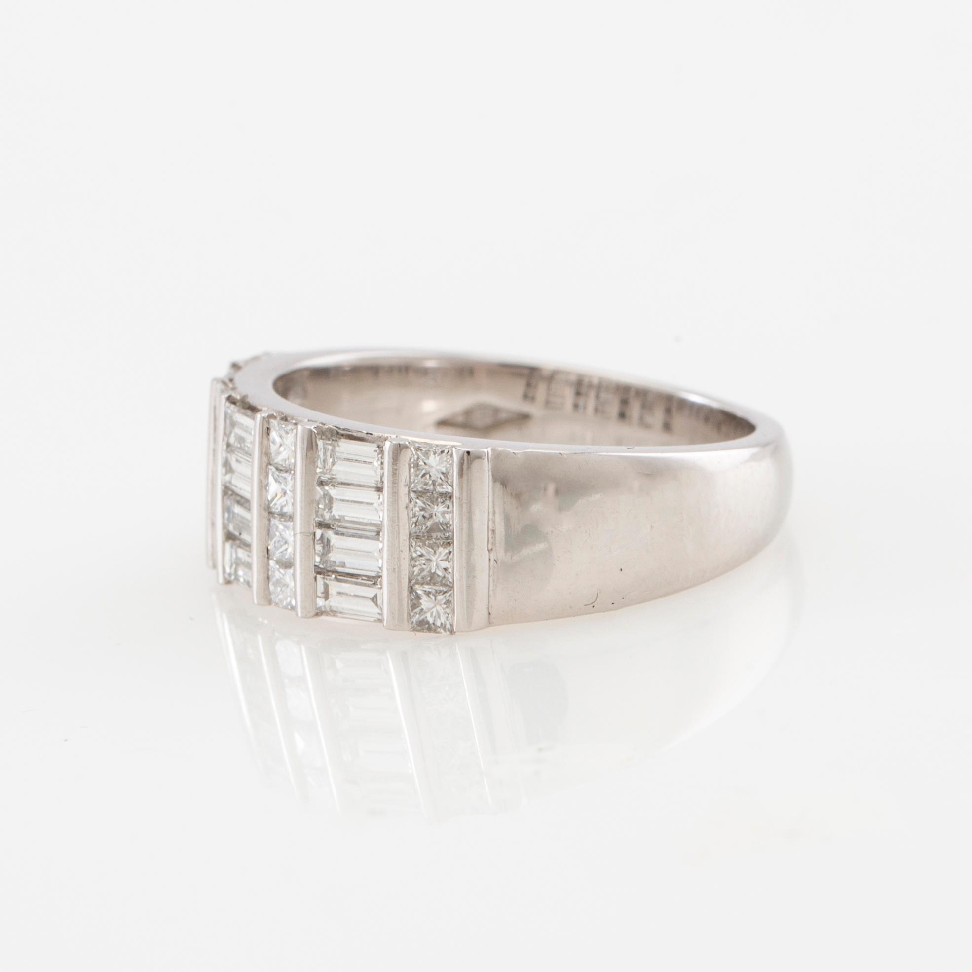 Stephen Foster, Ring platinum with diamonds approx. 1.21 ct total, London.