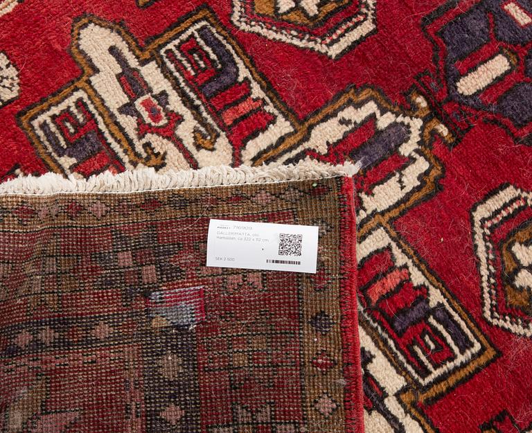 GALLERIMATTA, old, Hamadan, ca 322 x 112 cm.
