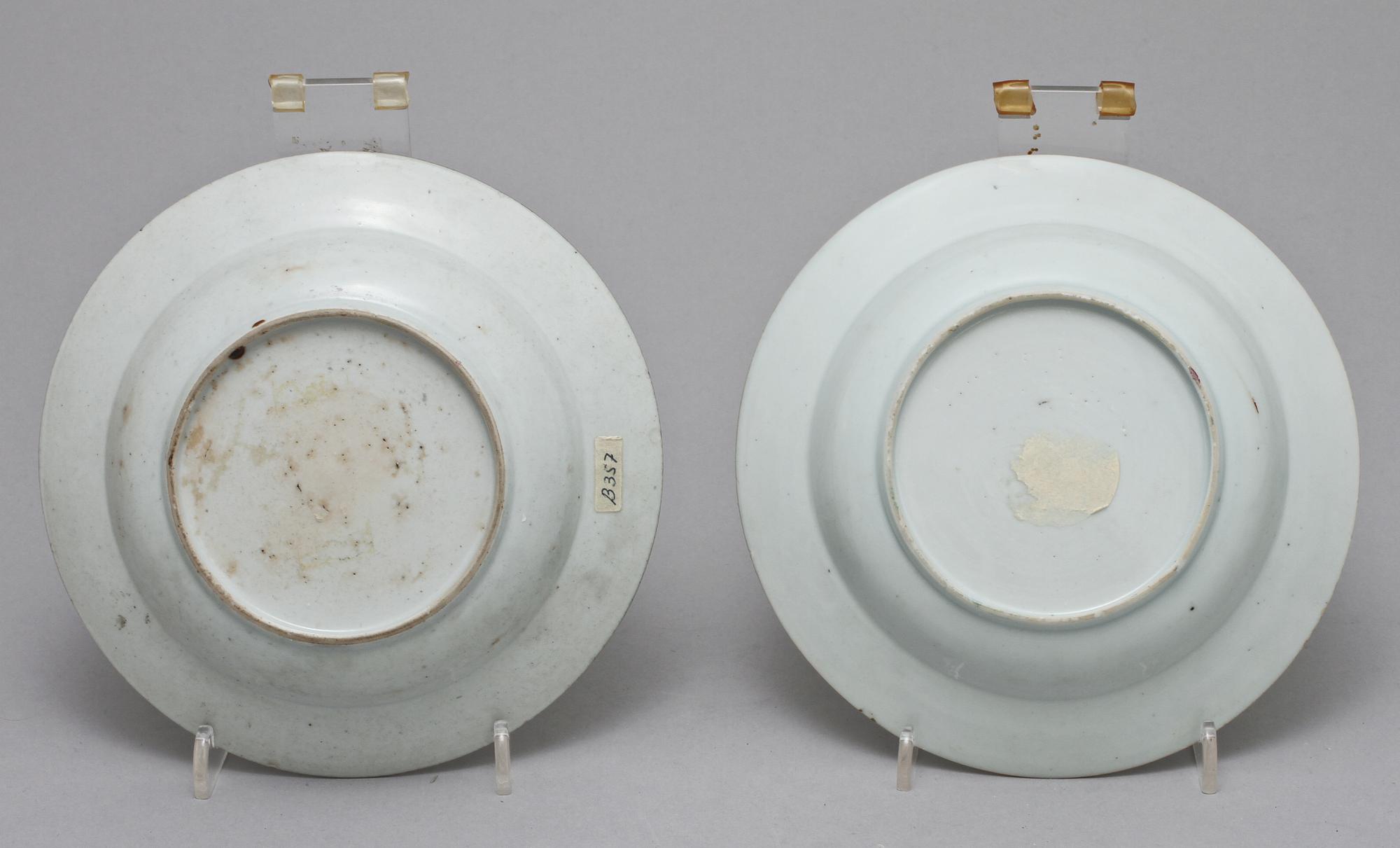 BÄRTALLRIKAR, 2 st samt TALLRIKAR, 2 st, porslin, Kina, 1700-tal.