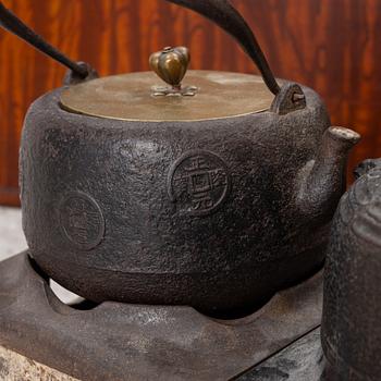 Hibachi (bordsgrill), trä och metall, med tekanna och kittel samt ställ, Japan, Meiji (1868-1912).