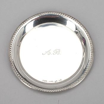 GLASUNDERLÄGG, 12 st, silver. Import J. Erling Helsingfors 1927. Vikt 108 g.