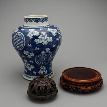 URNA med LOCK och STÄLL, porslin, Kangxi-stil, 1900-tal.