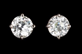 1122. A pair of diamond ear studs, 1.41 ct / 1.20 cts.