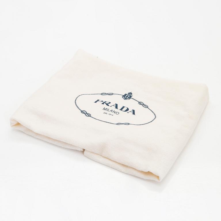 Prada, a 'Vitello Daino Tote' bag.