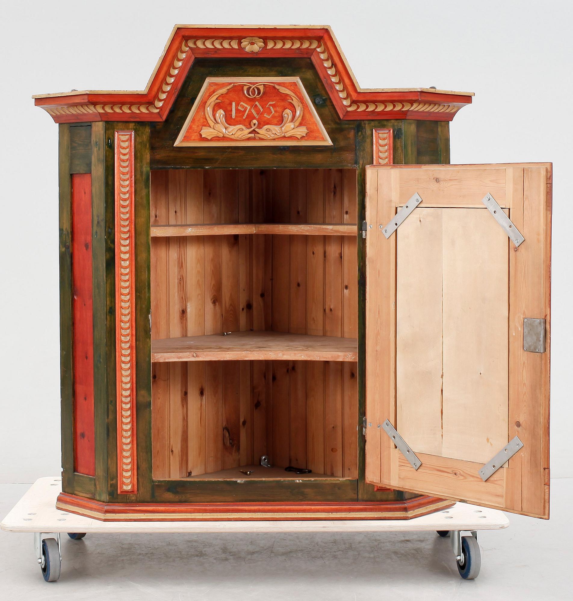 VÄGGHÖRNSKÅP, dat 1905.