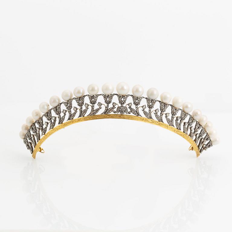 Garnityr bestående av en tiara, en collier, en brosch och ett par örhängen i orginaletui, 1800-tal.