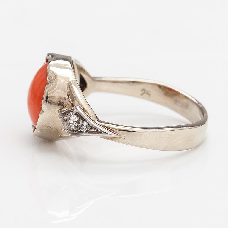 Ring, 14K vitguld, korall och diamanter ca 0.11 ct tot.