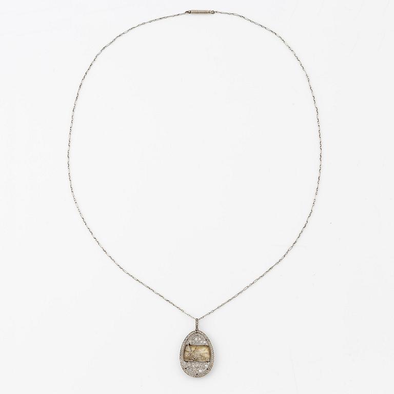Fabergé hänge med kedja, design Alma Pihl.
