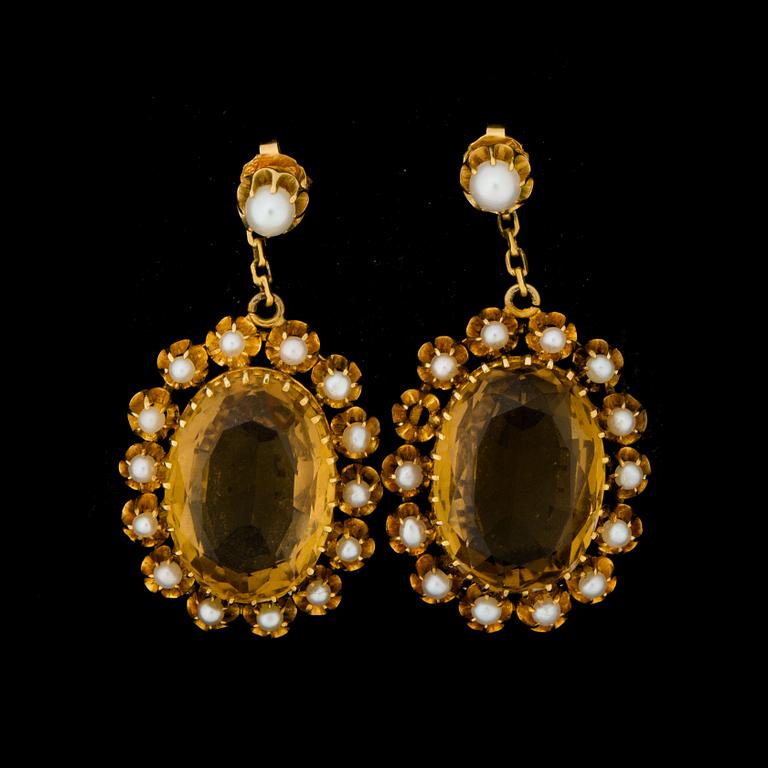 GARNITYR, 4 delar. 18K guld resp. förgyllt silver samt pärlor och citriner, K. Uyeda. 1900-talets första hälft.