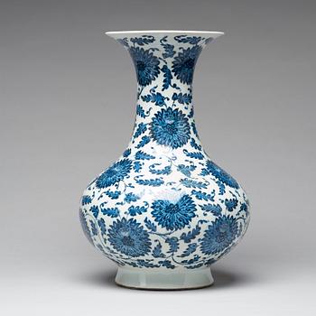 A blue and white vase, Qing dynasty (1644-1912).