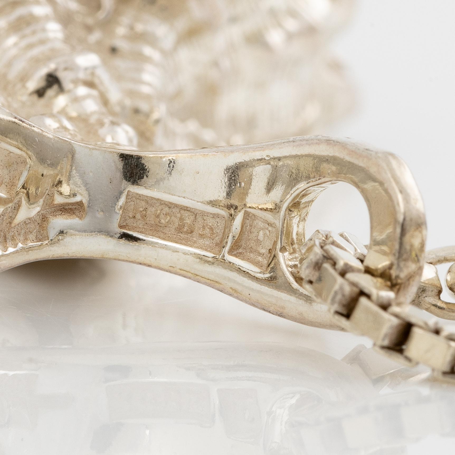 Eric Scott-Robbert, Pendant in the shape of a shell, silver, with chain silver.