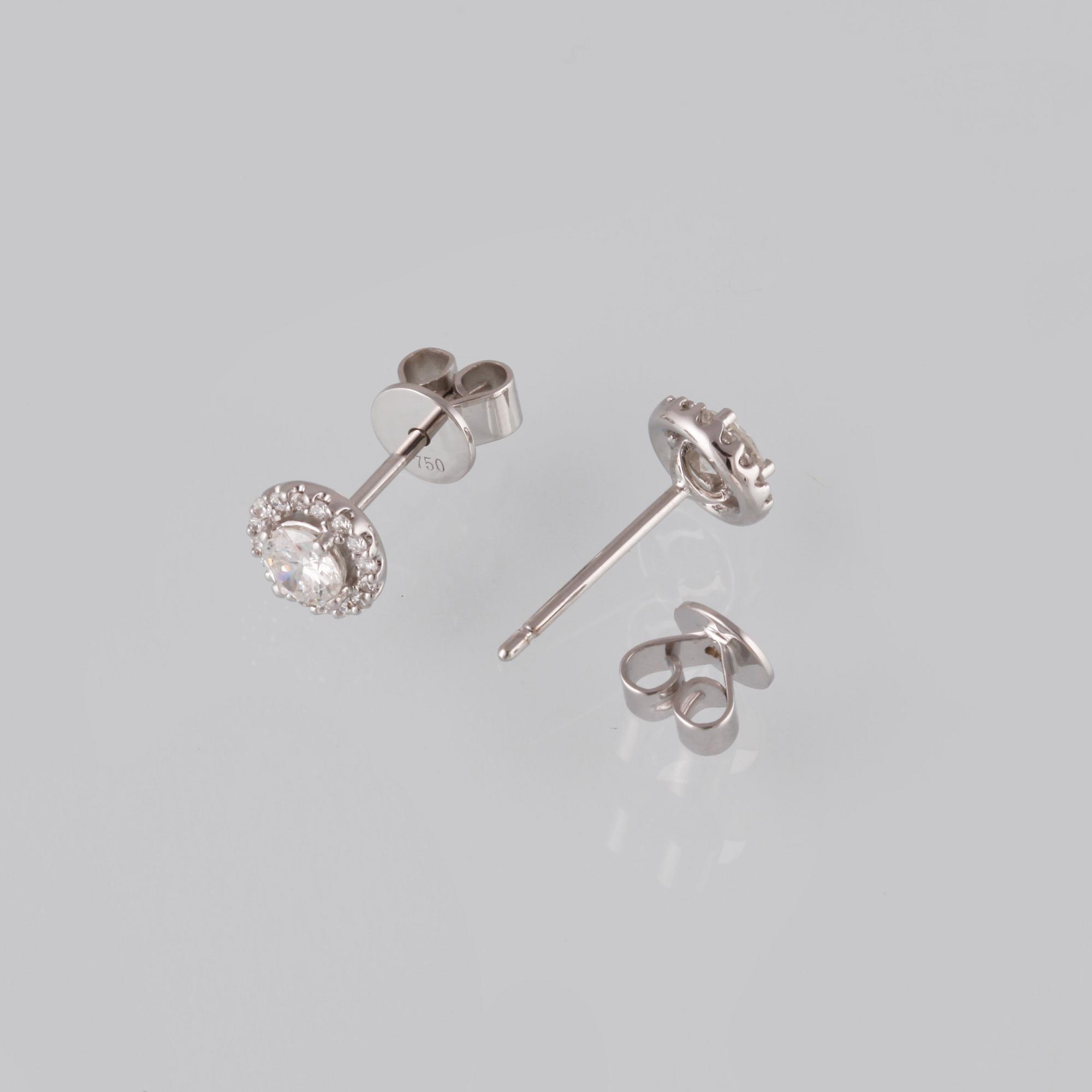 ÖRHÄNGEN, 18K vitguld med briljantslipade diamanter ca 0.54 ct samt små briljantslipade diamanter 0.16 ct.Vikt 2,3 gram.