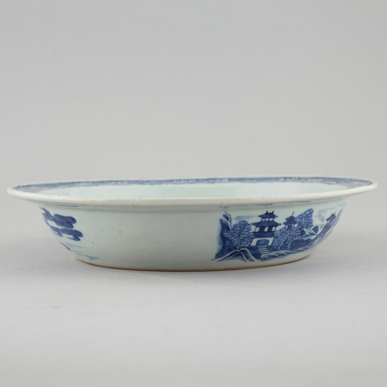 A blue and white chinese bowl, Jiaqing (1796-1820).