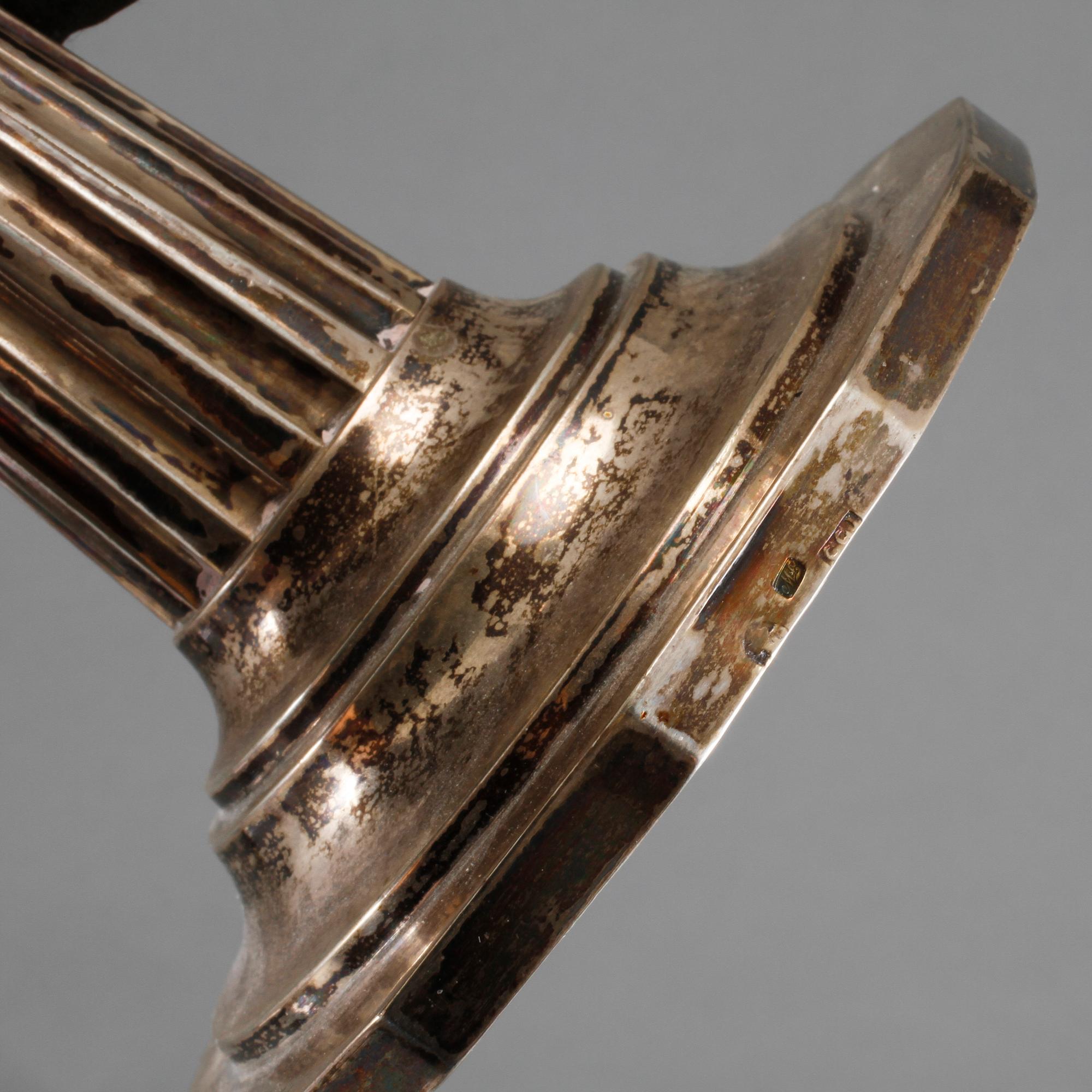 LJUSSTAKAR, ett par, silver, oidentifierade stämplar, 1900-talets andra hälft. Vikt 882 g.