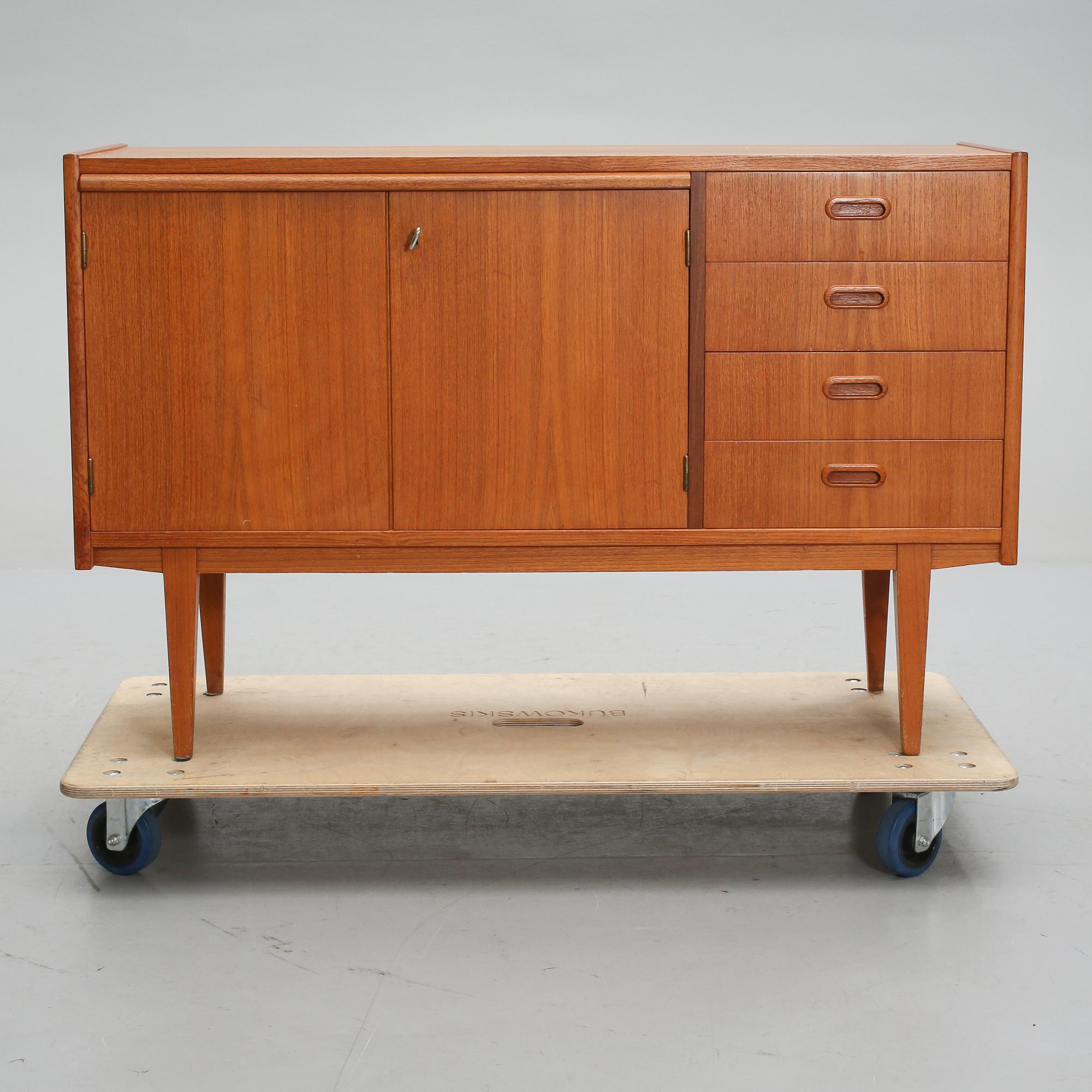 SIDEBOARD, 1900-talets tredje kvartal.