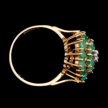 RING, 18 k guld, med diamant och smaragder, 1900-talets mitt.