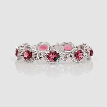 11. ARMBAND med rosa turmaliner totalt ca 16.20 ct samt briljantslipade diamanter totalt ca 2.99 ct.